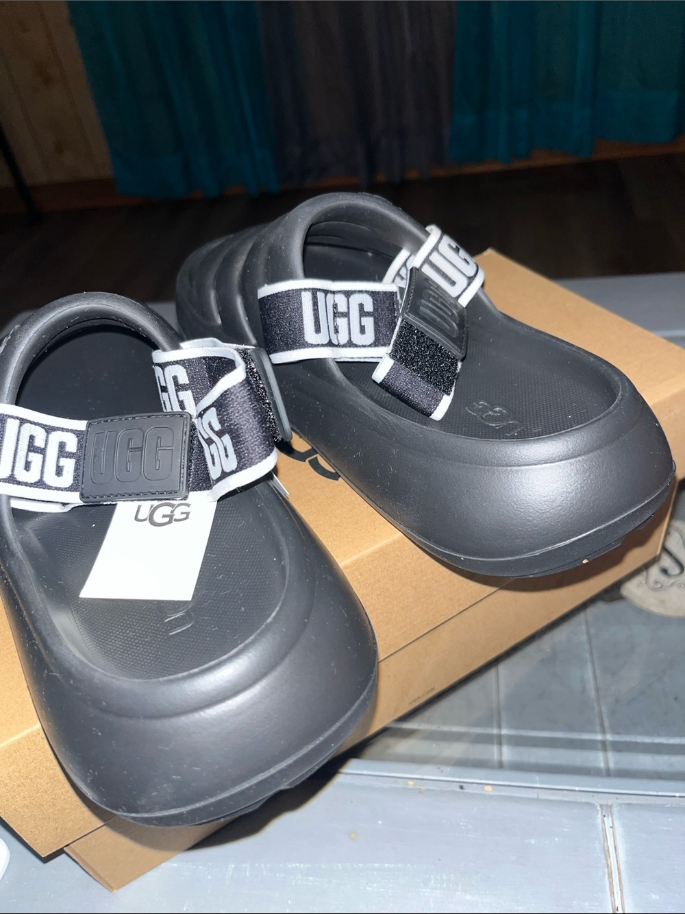 UGG W Sport Yeah Sandals with Logo Strap - Picture 6 of 8